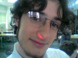 Io, a 18 anni, con un LED su per il naso.
